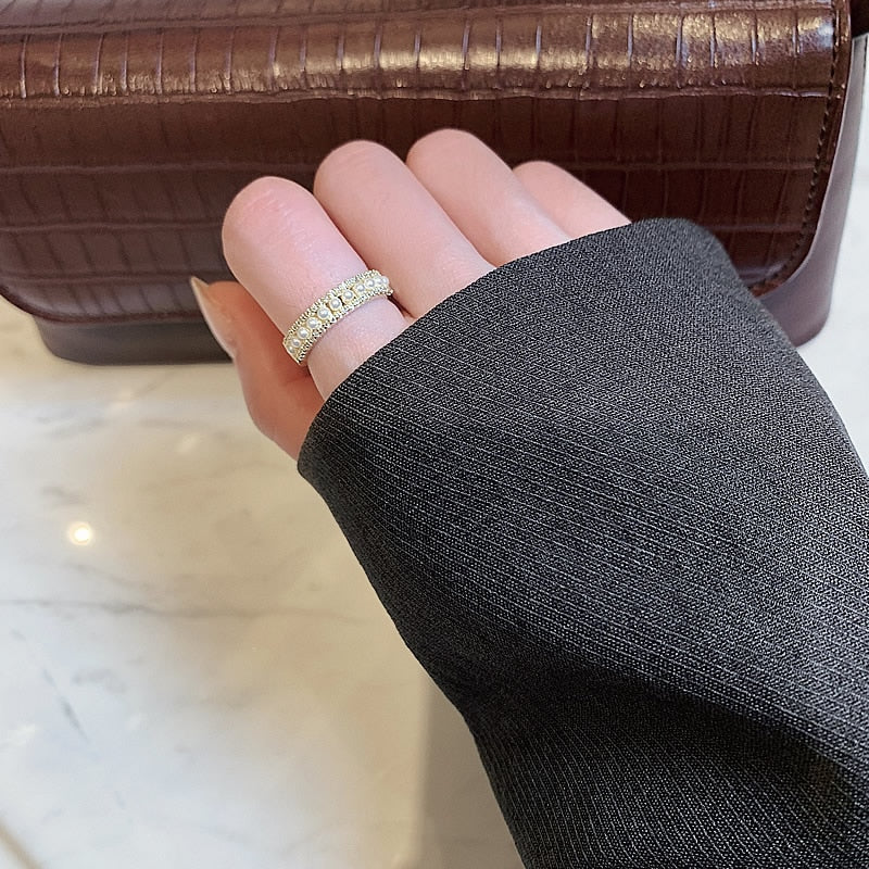 Luxury gold and pearl ring