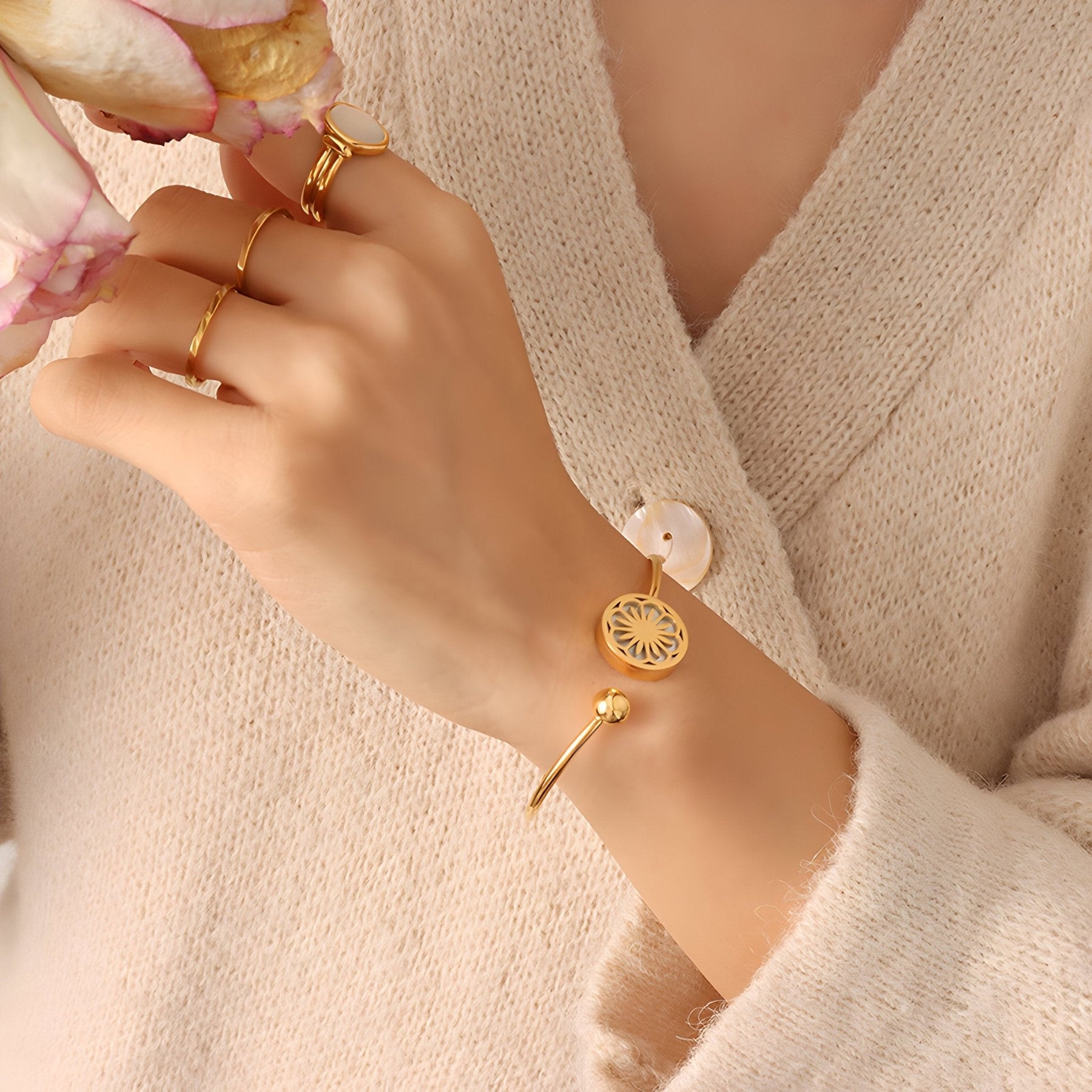 Floral Elegance Gold bracelet
