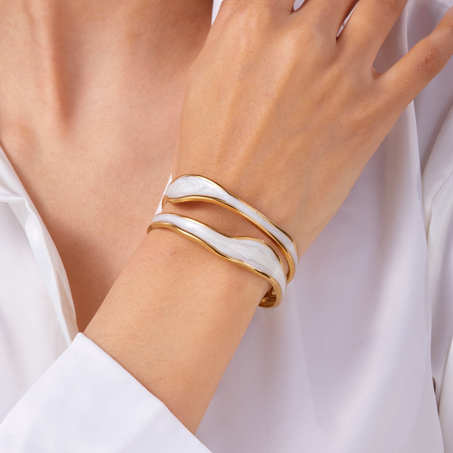 Elegance Bracelet with Stone Wave