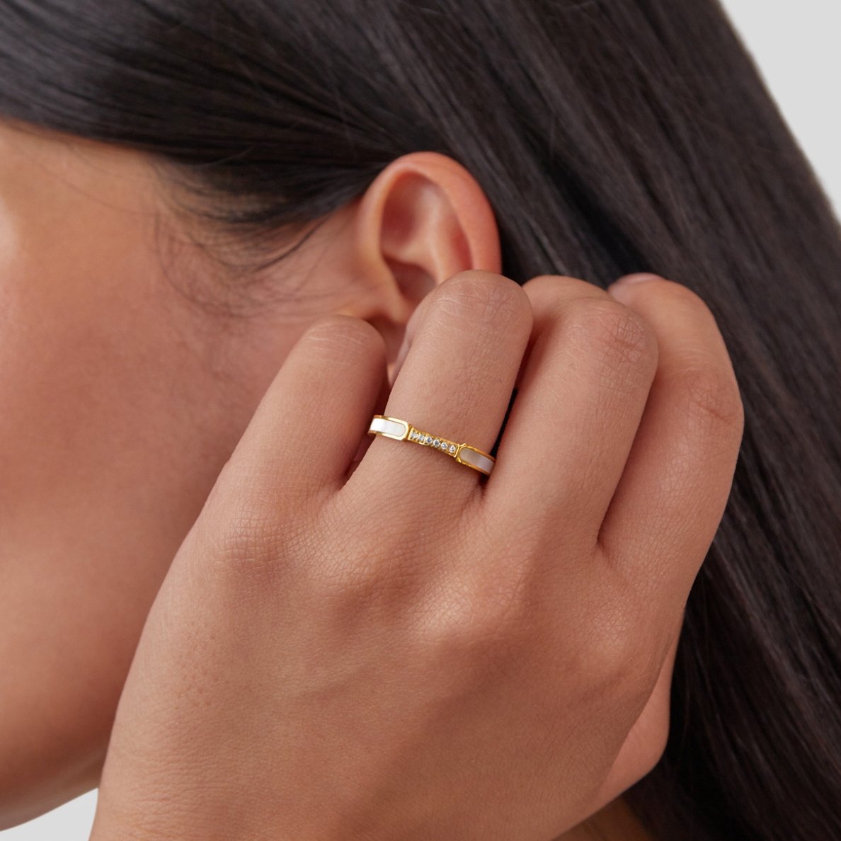 Elegance and Timeless Ring with Crystal
