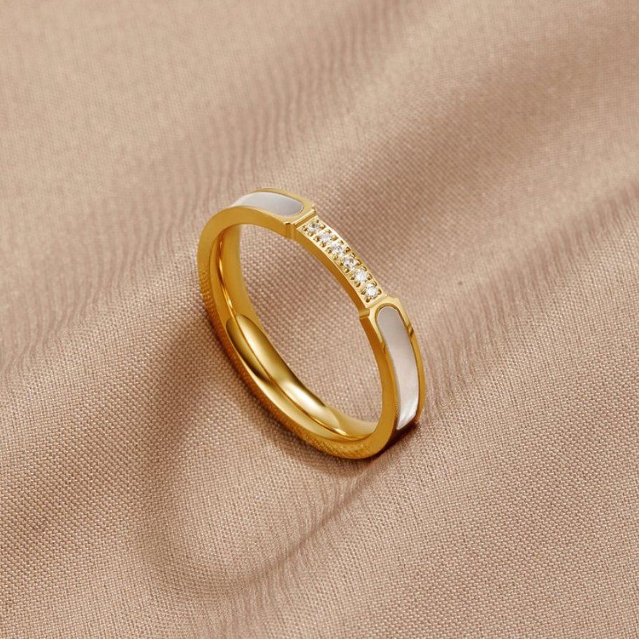 Elegance and Timeless Ring with Crystal